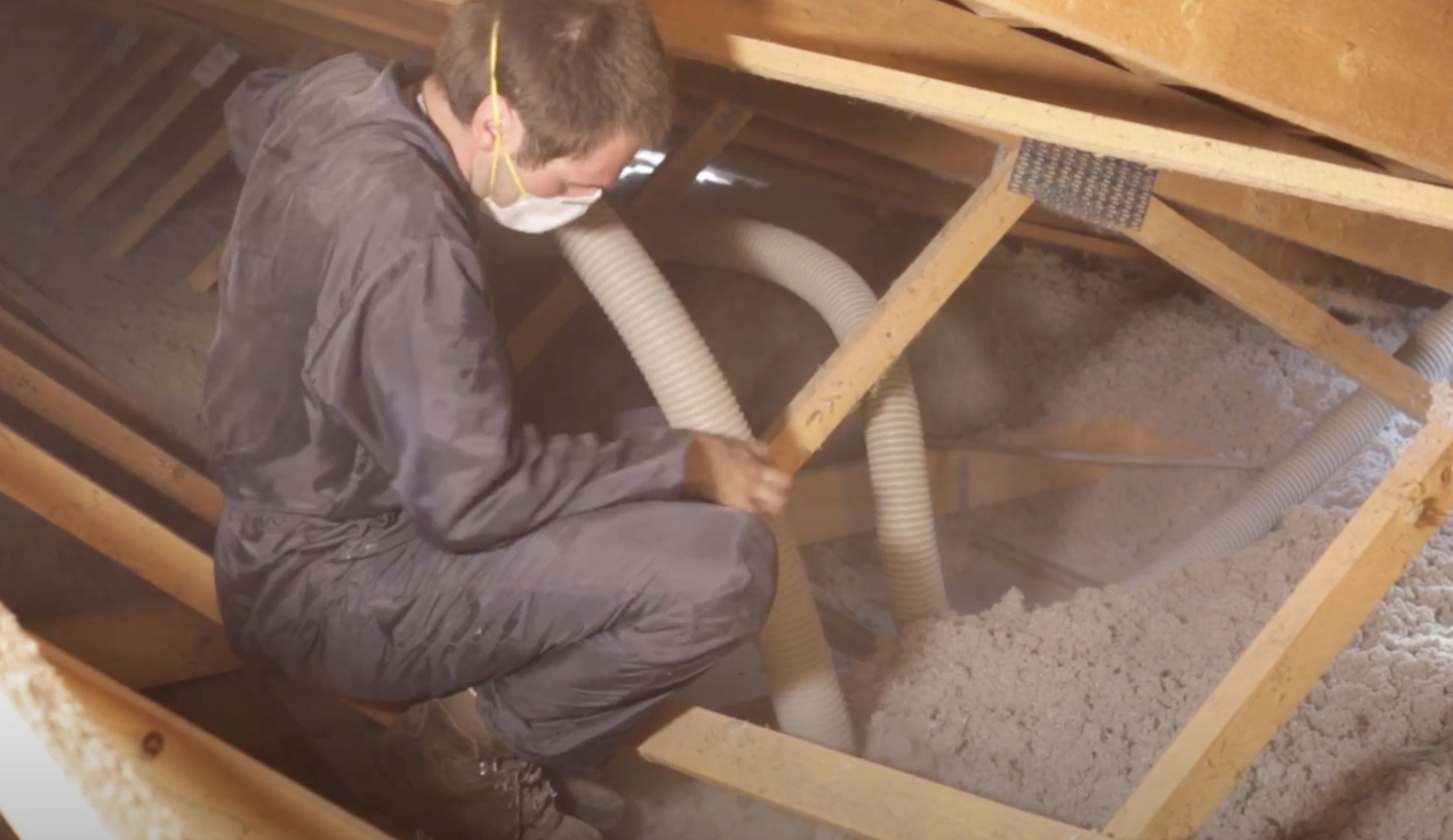 Le soufflage de ouate de cellulose dans des combles.