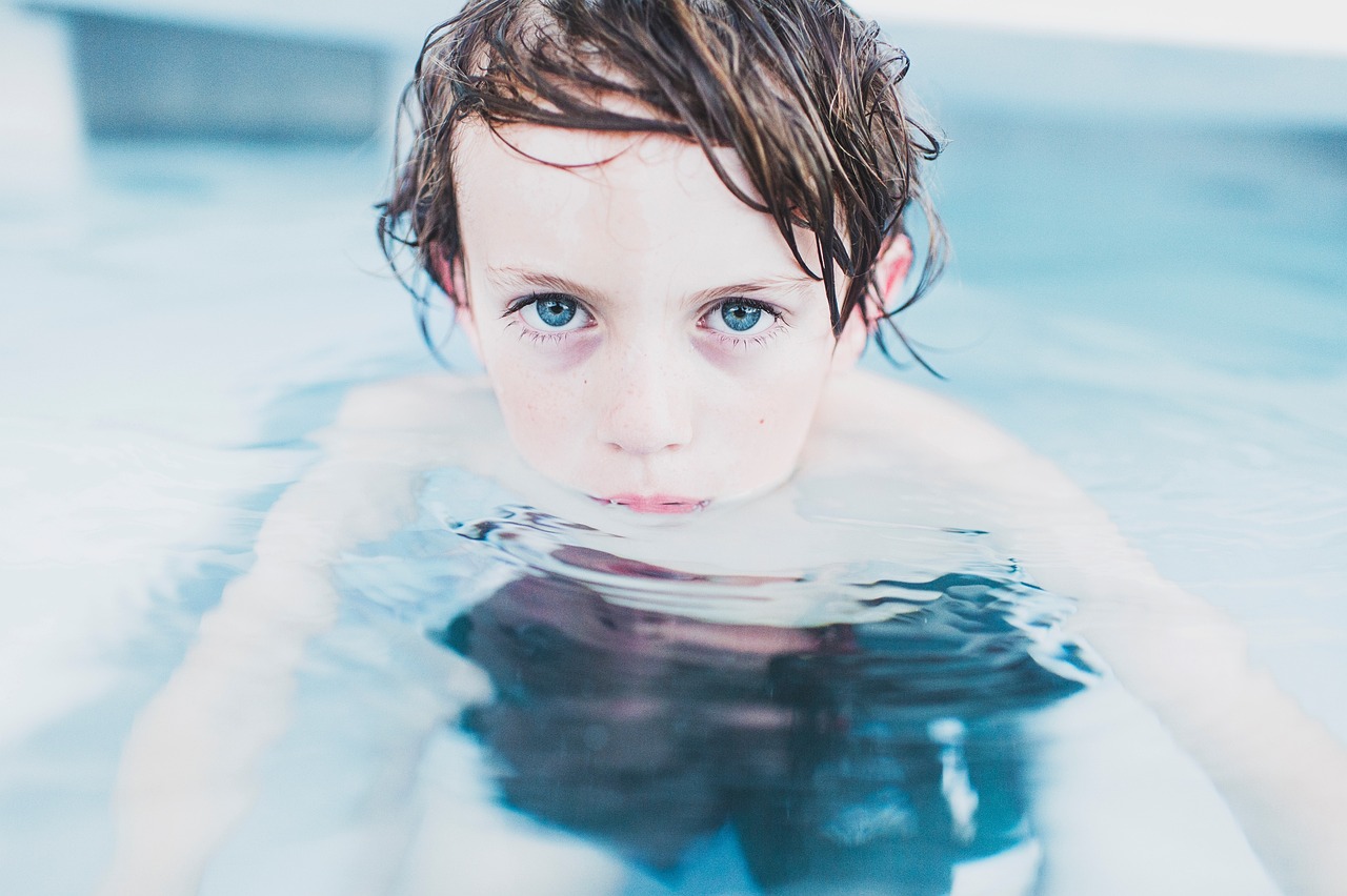 Photo d'illustration. Un enfant dans une piscine.