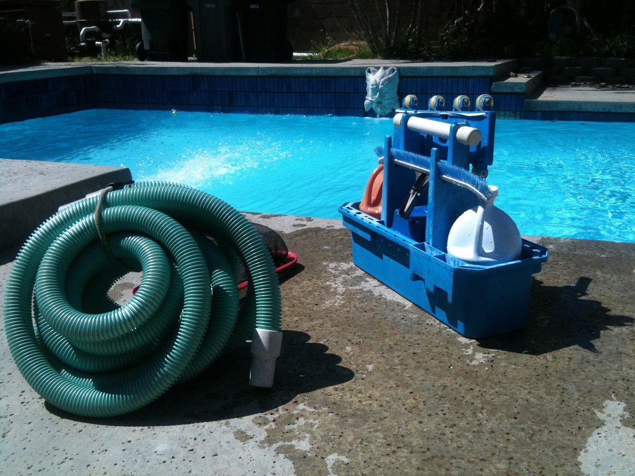 Photo d'illustration. L'entretien de la piscine.