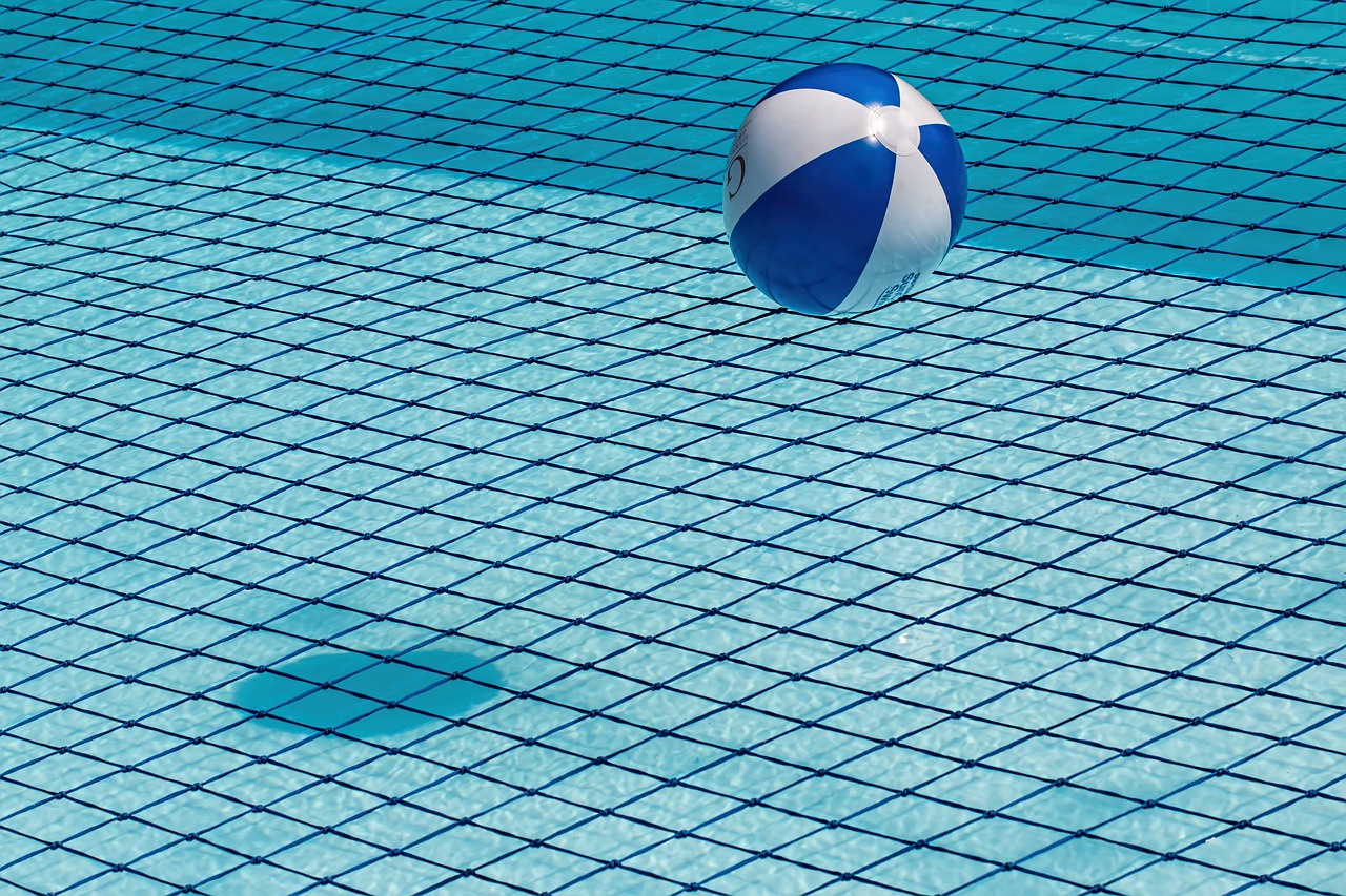 Photo d'illustration. Piscine et ballon.