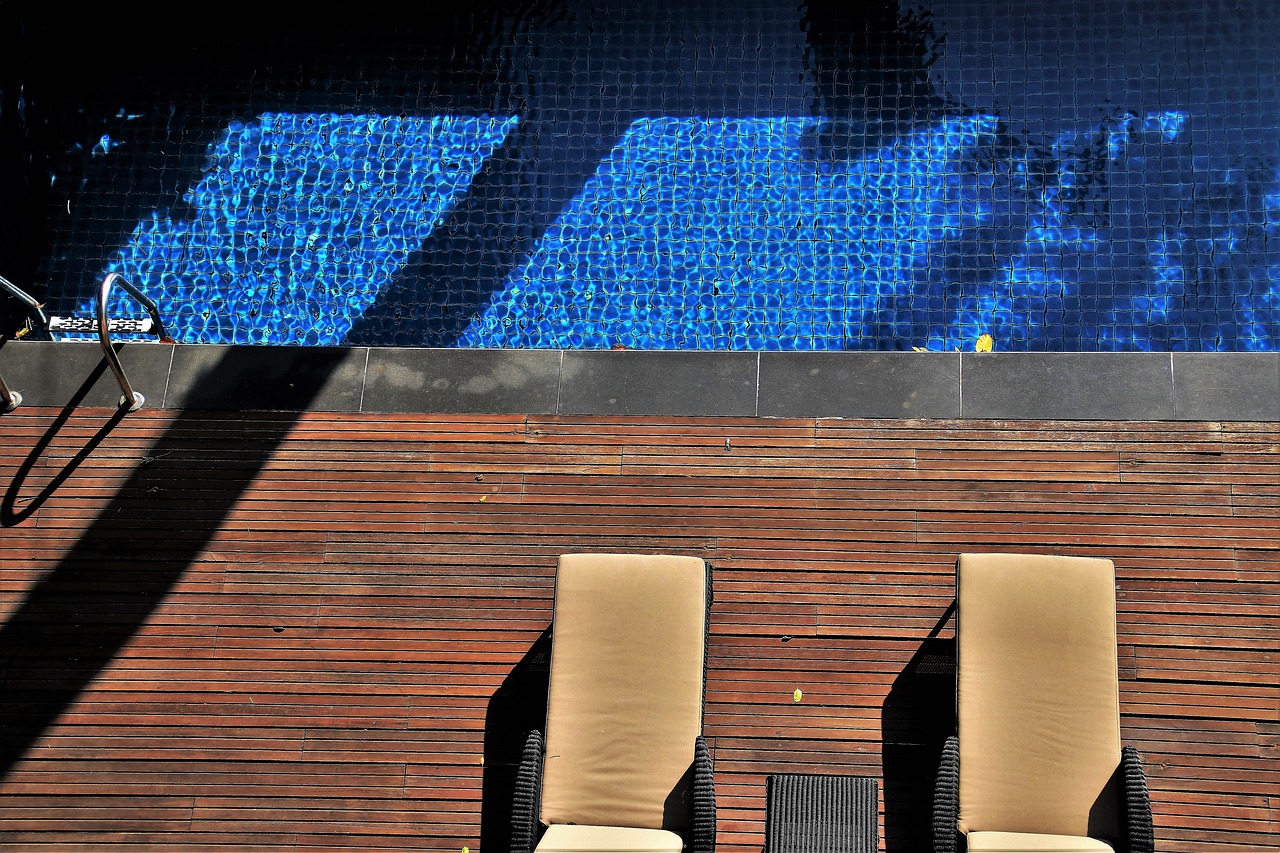 Photo d'illustration. La terrasse d'une piscine.