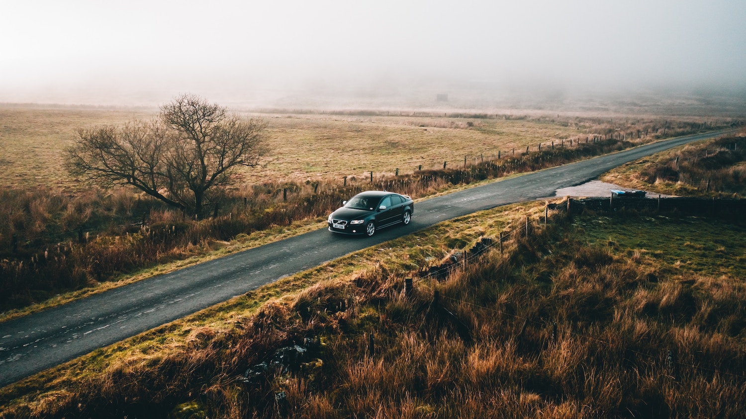 Photo d'illustration. Une voiture sur une route de campagne.
