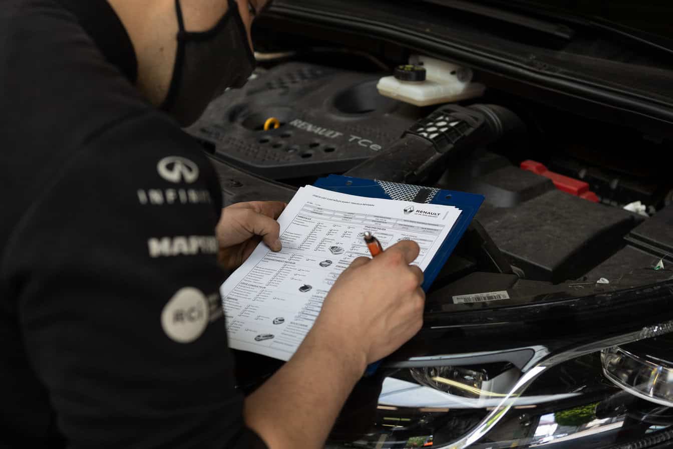 Image d'illustration. Technicien remplissant un Contrôle technique