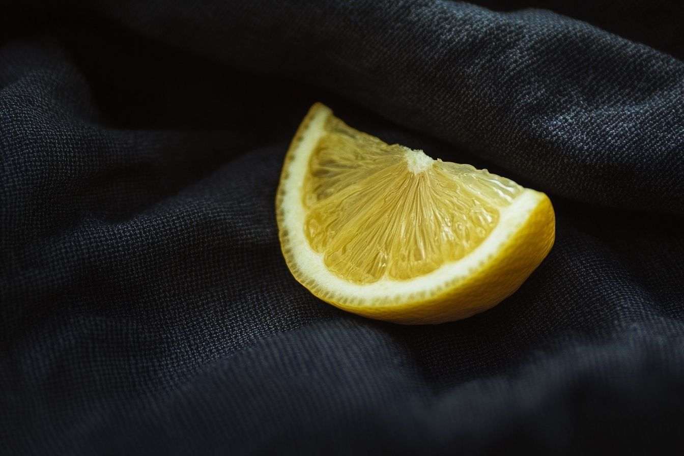 Tranche de citron sur chemise noire