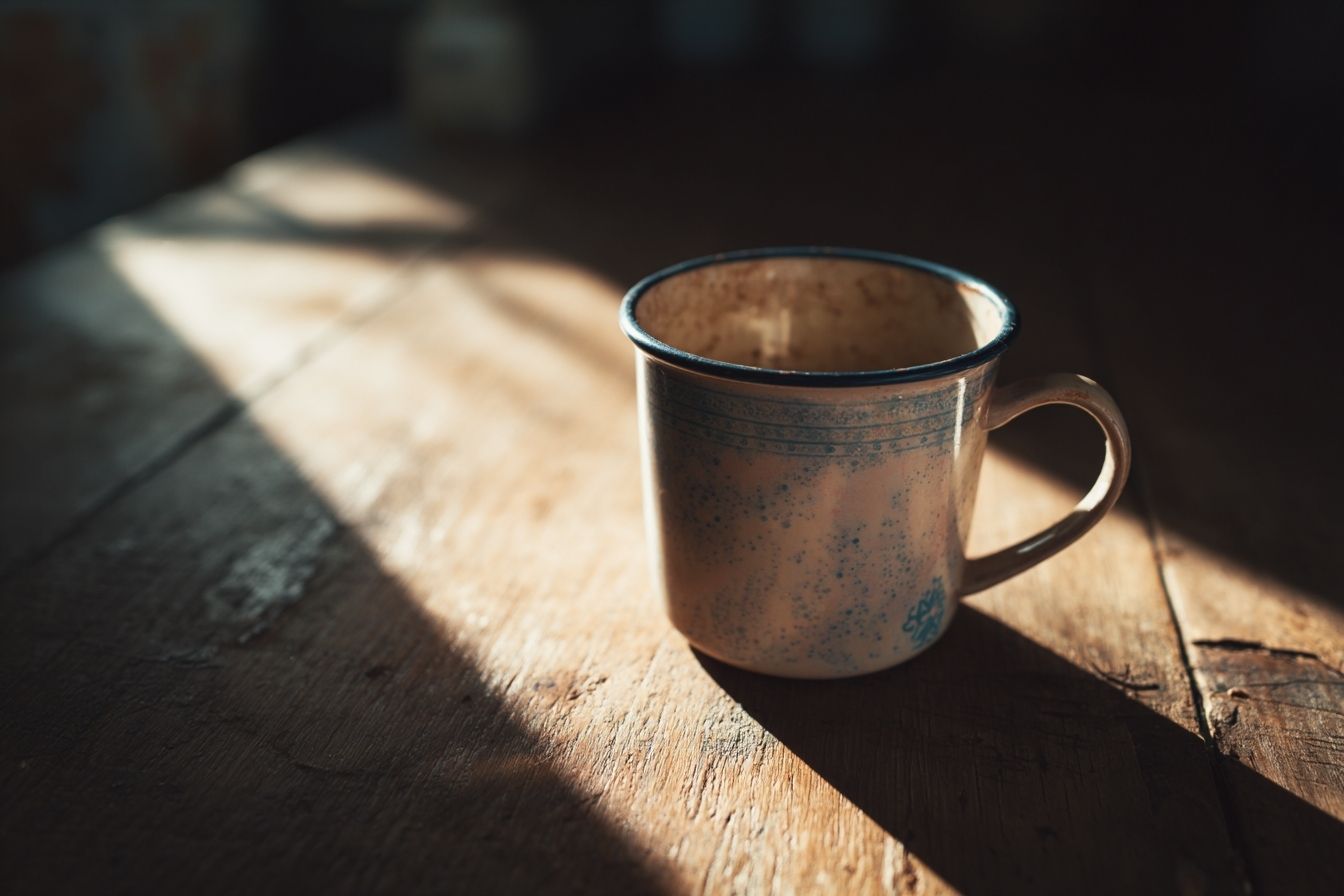 Gros plan d une tasse inutilisée sur une table en bois
