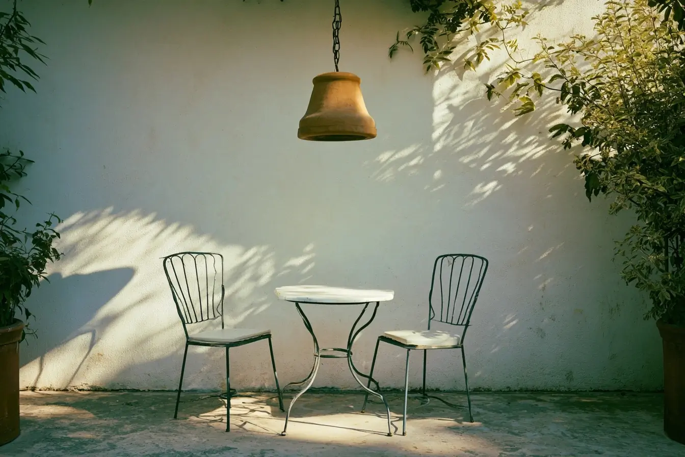 Suspension en pot au-dessus d’une terrasse